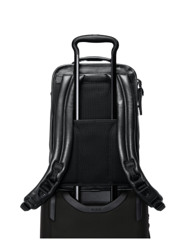 Sac à dos extensible Medium TUMI Alpha Black, passant installé sur une poignée de valise