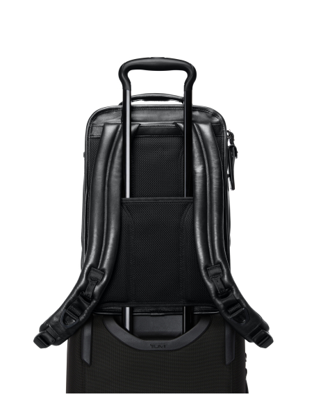 Sac à dos extensible Medium TUMI Alpha Black, passant installé sur une poignée de valise