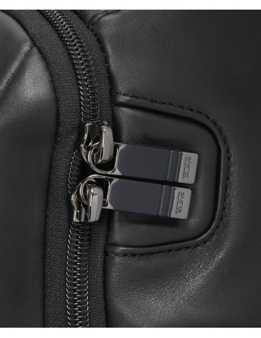 Sac à dos extensible Medium TUMI Alpha Black, détail du cache aimanté de fermeture