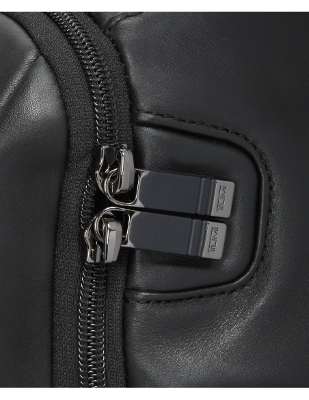Sac à dos extensible Medium TUMI Alpha Black, détail du cache aimanté de fermeture