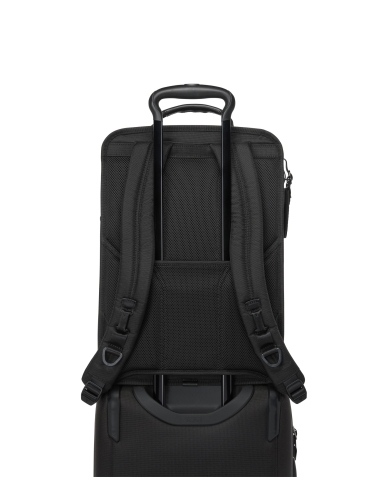 Grand sac à dos extensible TUMI Alpha Black, passant installé sur une poignée de valise