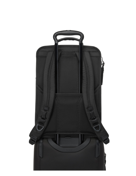 Grand sac à dos extensible TUMI Alpha Black, passant installé sur une poignée de valise