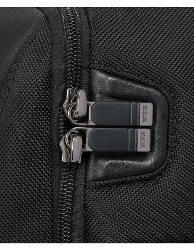 Grand sac à dos extensible TUMI Alpha Black, détail du cache aimanté de fermeture