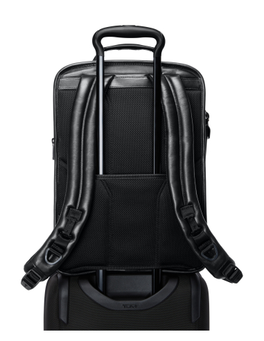 Grand sac à dos extensible TUMI Alpha Black, passant installé sur une poignée de valise