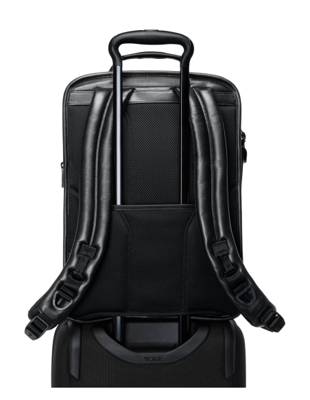 Grand sac à dos extensible TUMI Alpha Black, passant installé sur une poignée de valise