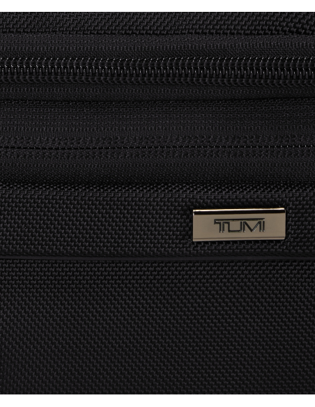 Sac sling ceinture TUMI Alpha Black, détail du tissu et du logo TUMI