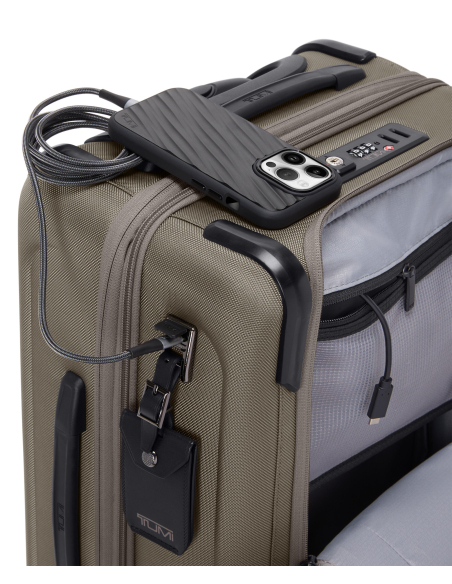 Valise cabine extensible 55cm TUMI Alpha Grey Alloy, détail de la connexion USB-C