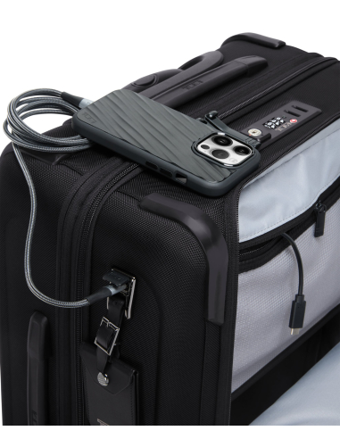 Valise cabine large extensible 55cm TUMI Alpha Black, détail de la connexion USB-C