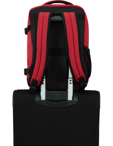 Sac à dos cabine 40 cm American Tourister Cloudrider Astral Red, passant arrière installé sur une valise