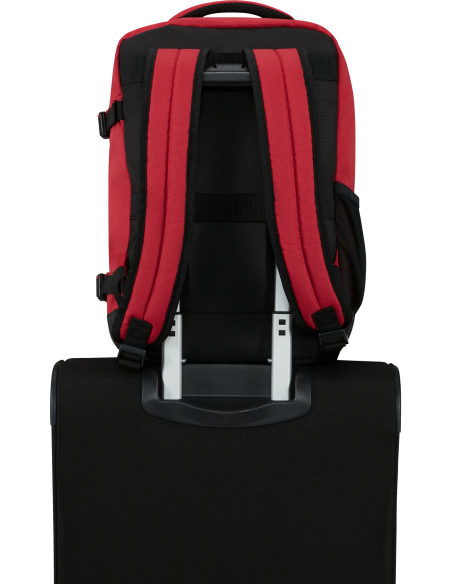 Sac à dos cabine 40 cm American Tourister Cloudrider Astral Red, passant arrière installé sur une valise
