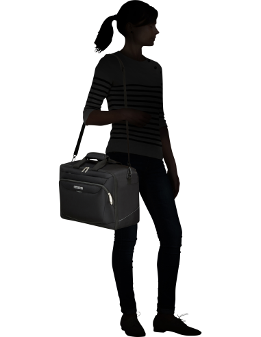 Sac cabine 3-en-1 40 cm American Tourister SummerRide Noir, présentation avec une personne