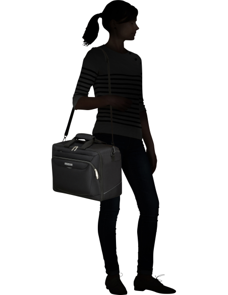 Sac cabine 3-en-1 40 cm American Tourister SummerRide Noir, présentation avec une personne