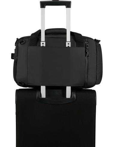 Sac cabine 3-en-1 PC 14 pouces American Tourister Upventure Noir, passant sur une valise
