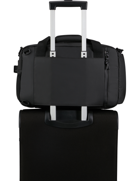 Sac cabine 3-en-1 PC 14 pouces American Tourister Upventure Noir, passant sur une valise
