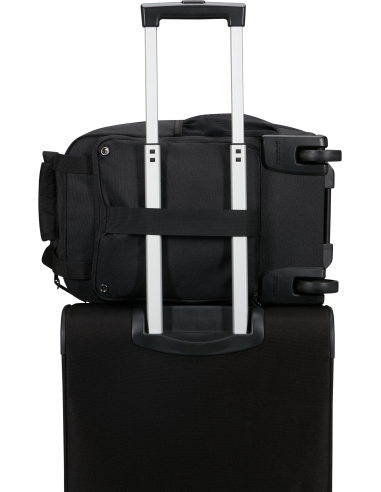 Sac à dos S à roulettes 40 cm American Tourister Take2cabin Noir, passant sur une valise