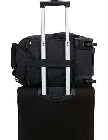 Sac à dos S à roulettes 40 cm American Tourister Take2cabin Noir, passant sur une valise