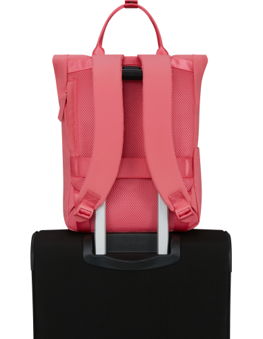 Sac à dos Puff 36 cm American Tourister Urban Groove Pink Glitch, passant sur une valise