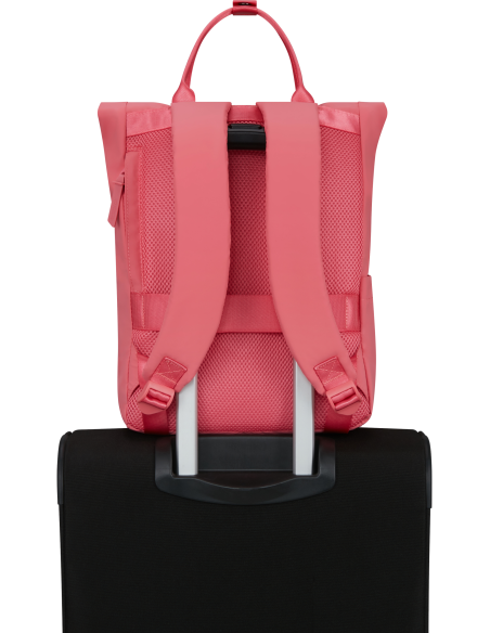 Sac à dos Puff 36 cm American Tourister Urban Groove Pink Glitch, passant sur une valise