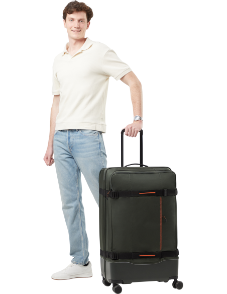 Valise soute 4 roues 79 cm American Tourister Urban Track Dark Khaki, présentation avec une personne
