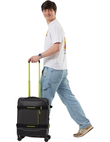 Valise cabine Coated 55 cm American Tourister Urban Track Black/Lime, présentation avec une personne