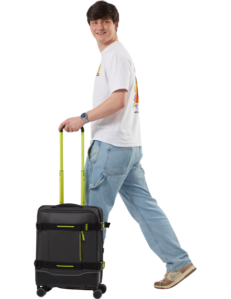 Valise cabine Coated 55 cm American Tourister Urban Track Black/Lime, présentation avec une personne