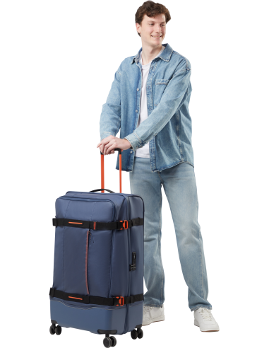 Valise soute Coated 79 cm American Tourister Urban Track Navy/Orange, présentation avec une personne