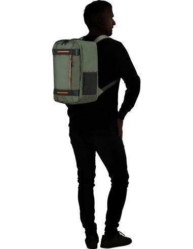 Sac à dos PC 14 pouces American Tourister Urban Track Dark Khaki, porté sur le dos