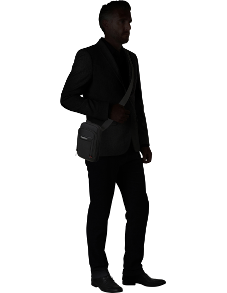 Sac porté croisé S Samsonite Pro-DLX 6 Noir, porté en situation