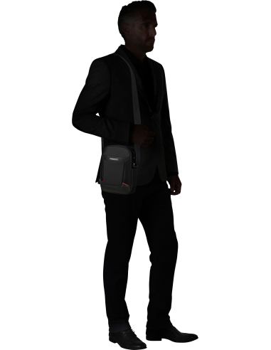 Sac porté croisé M Samsonite Pro-DLX 6 Noir, porté en situation