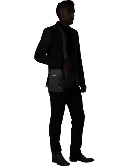 Sac porté croisé M Samsonite Pro-DLX 6 Noir, porté en situation