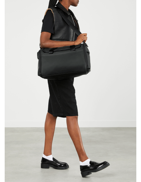 Sac à langer 2.0 Lipault Lost In Berlin Noir, porté à l’épaule
