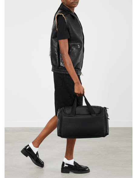 Sac à langer 2.0 Lipault Lost In Berlin Noir, porté à la main