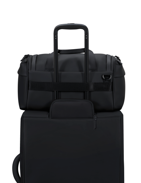 Sac à langer 2.0 Lipault Lost In Berlin Noir, installé sur une valise