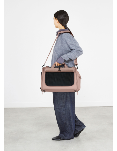 Sac pour animaux Lipault Lost In Berlin Rose Quartz, porté en situation