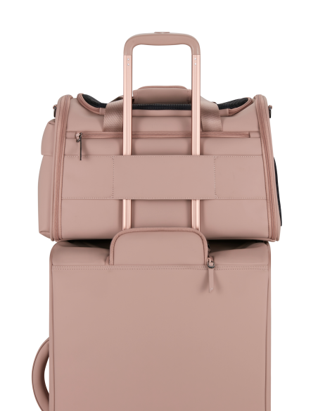 Sac pour animaux Lipault Lost In Berlin Rose Quartz, installé sur une valise