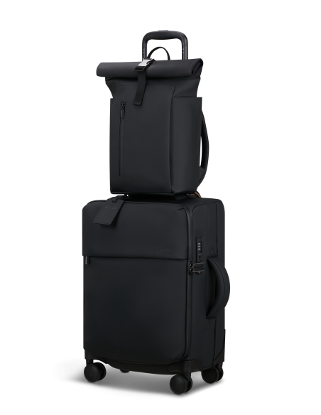 Mini Rolltop Lipault Lost In Berlin Noir, installé sur une valise