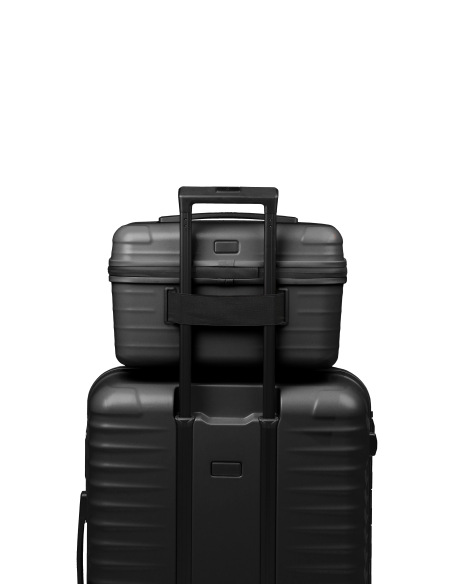 Titan Upgrade Nightshade Black - Vanity fixé sur la poignée télescopique d’une valise