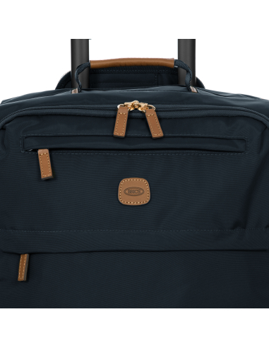 Détail du tissu Ocean Blue et des tirettes en cuir de la valise Bric’s X-Travel 55 cm