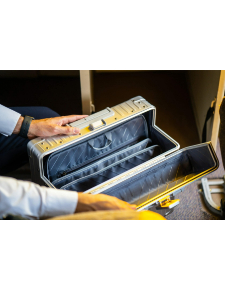 Pilot case aluminium 2 roues 42 cm ALEON Platinum, rangements en utilisation