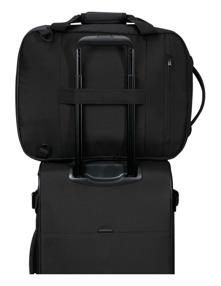 Sac sous-siège convertible sac à dos M Samsonite Roadseeker Deep Black, fixé sur une valise