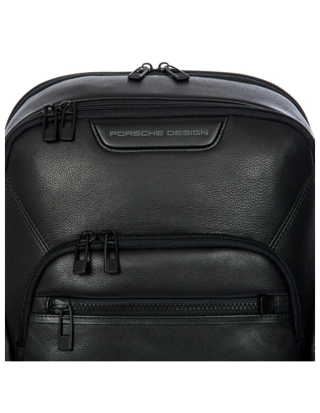 Sac à dos S Porsche Design Roadster Leather Evo Noir, détail des finitions et du logo