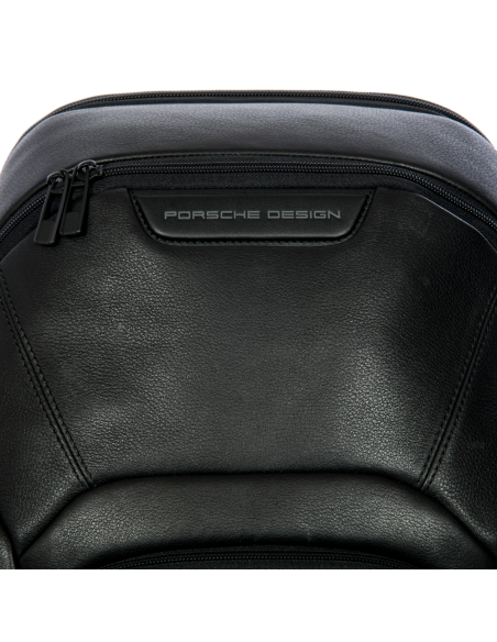 Sac à dos M extensible Porsche Design Roadster Leather Evo Noir, détail des finitions et du logo