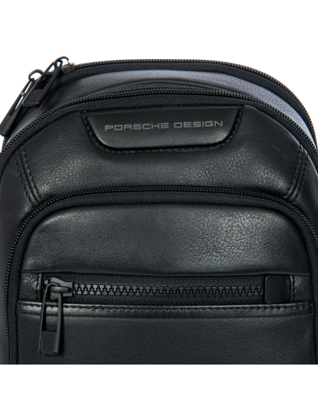 Sac à dos monobretelle Porsche Design Roadster Leather Evo Noir, détail des finitions et du logo
