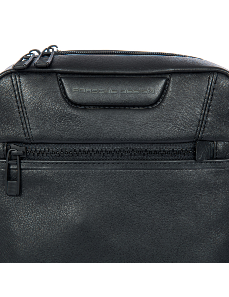 Sacoche XS Porsche Design Roadster Leather Evo Noir, détail des finitions et du logo