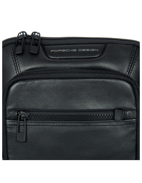 Sacoche S Porsche Design Roadster Leather Evo Noir, détail des finitions et du logo
