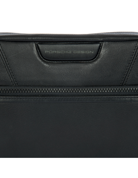 Trousse de toilette Porsche Design Roadster Leather Evo Noir, détail des finitions et du logo