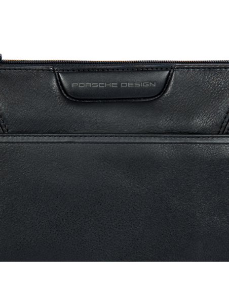 Pochette plate à dragonne Porsche Design Roadster Leather Evo Noir, détail des finitions et du logo