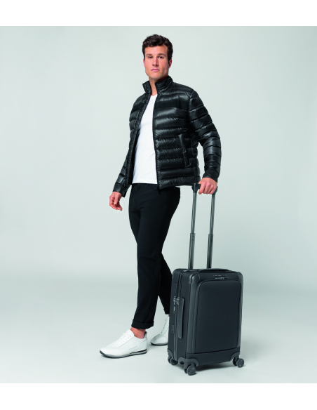 Voyageur avec la valise Porsche Design Roadster Nylon 55 cm Noir