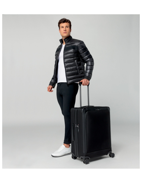 Voyageur avec la valise Porsche Design Roadster Nylon 77 cm Noir