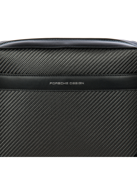 Trousse de toilette Porsche Design Carbon Noir, détail du tissage et du logo